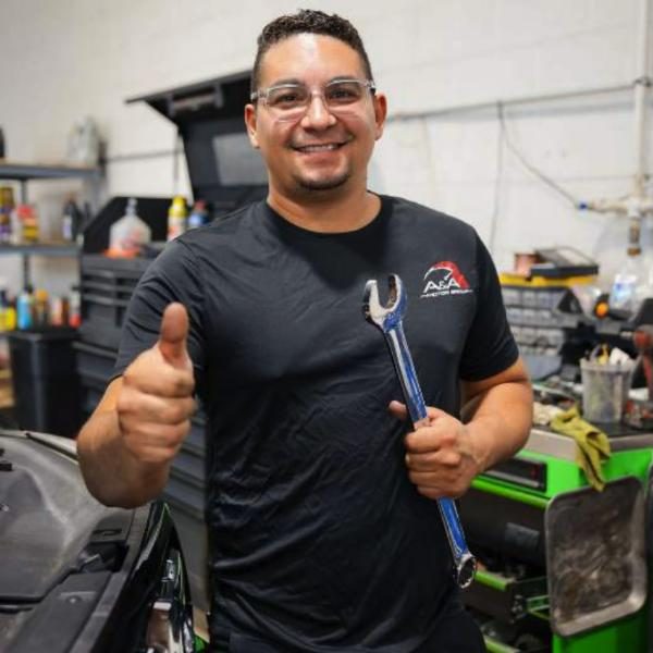 Mecánico de A&A con pulgar arriba