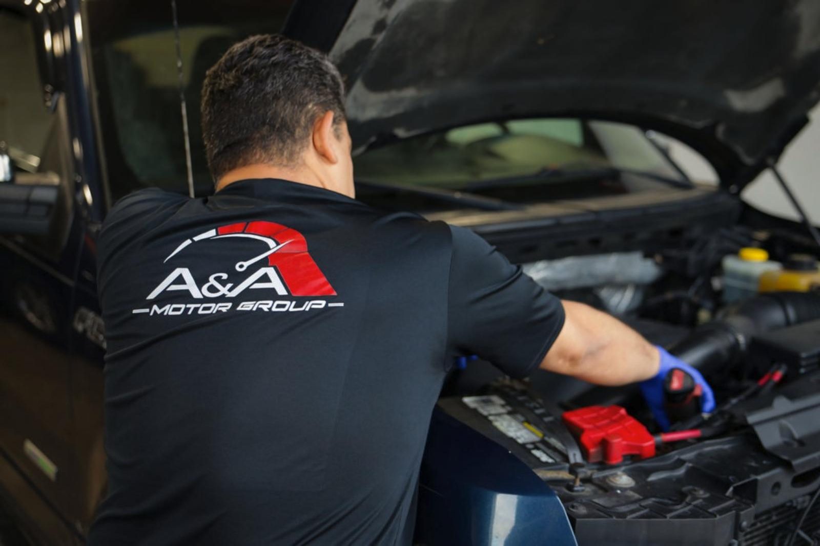 Mecánico de A&A Motor Group trabajando en el motor de una camioneta
