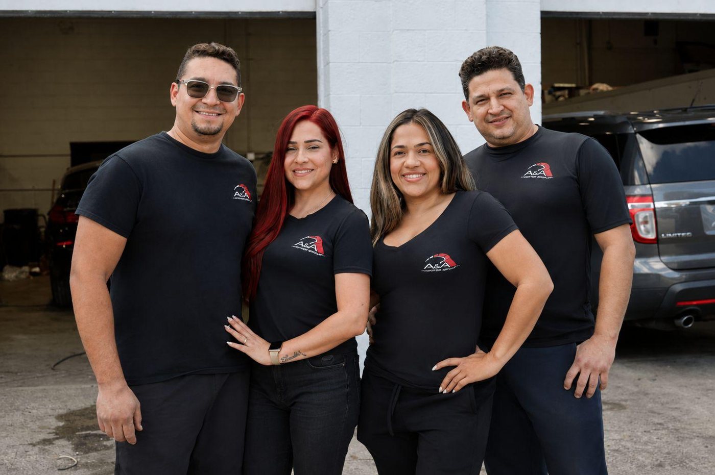 Los cuatro socios de A&A Motor Group frente al taller